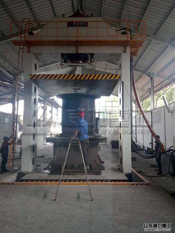 1000噸龍門(mén)框架式油壓機(jī)在客戶車(chē)間